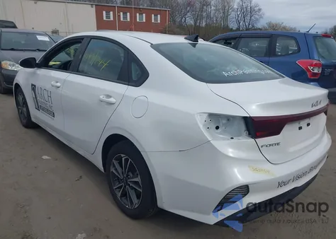 2024 Kia Forte Lxs z USA, uszkodzony, nr VIN 3KPF24AD5RE760880
